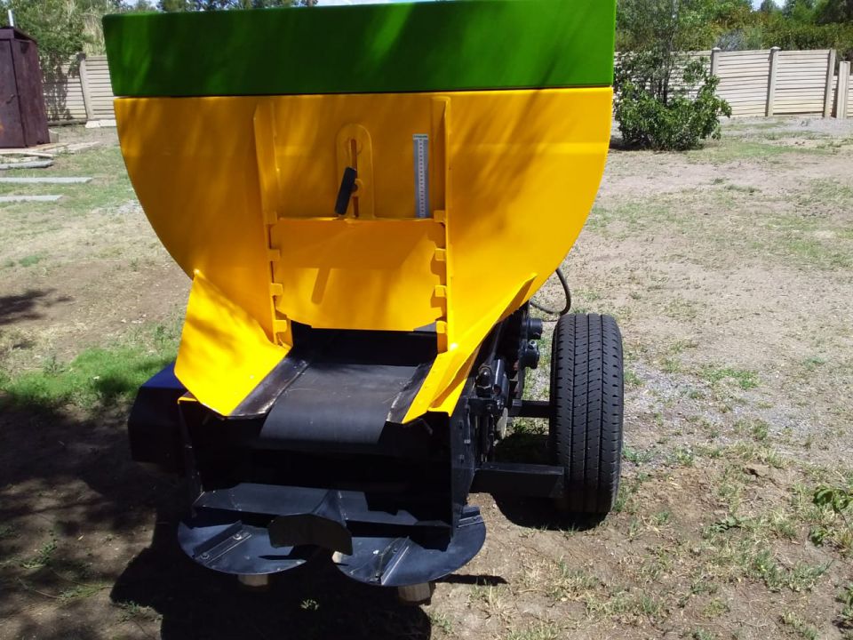 D170 LIME AND FERTILIZER SPREADER